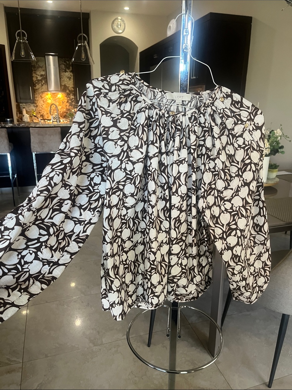 LOFT brown & White Floral Peasant Blouse with Balloon Sleeves. Size S (oversize)
